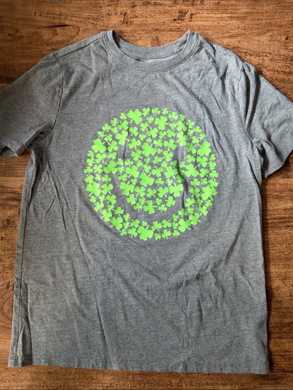 Gray Graphic T-Shirt with Neon Green Clover Smile size xl 14/16